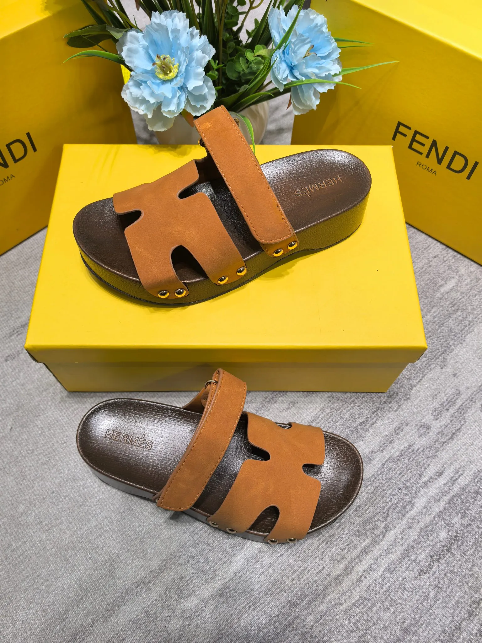 👟👟Ex-factory price 480👟👟Hermes second uncle clog slippers, original development + British retro design, classic and durable! The ultimate 1:1 body shape, imported high-end fabrics showing exquisite texture! Customized A-grade wood sole with mold opening and luxurious packaging! - Unique quality, 35-40 41 42 customized, non-refundable and non-exchangeable